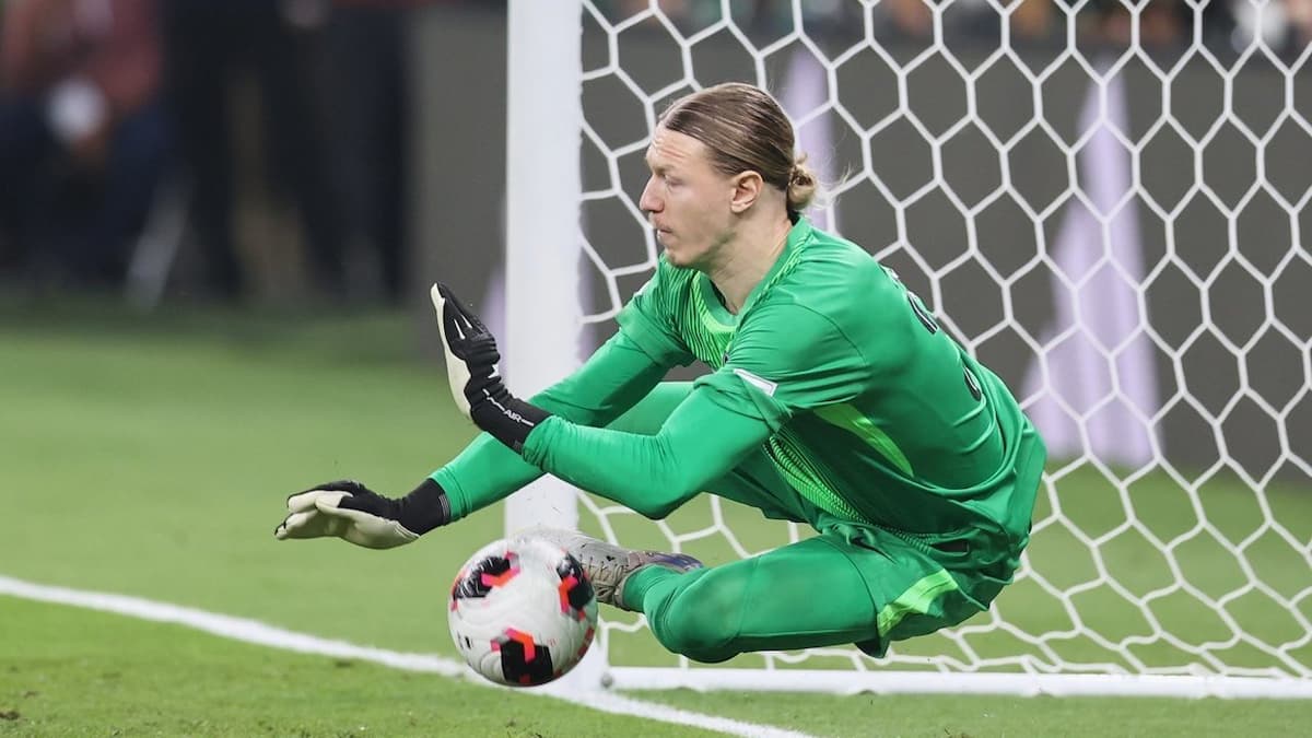 Pahlawan PSG! Matvei Safonov Hentikan 4 Penalti vs Flamengo dan Bawa Trofi Intercontinental Cup