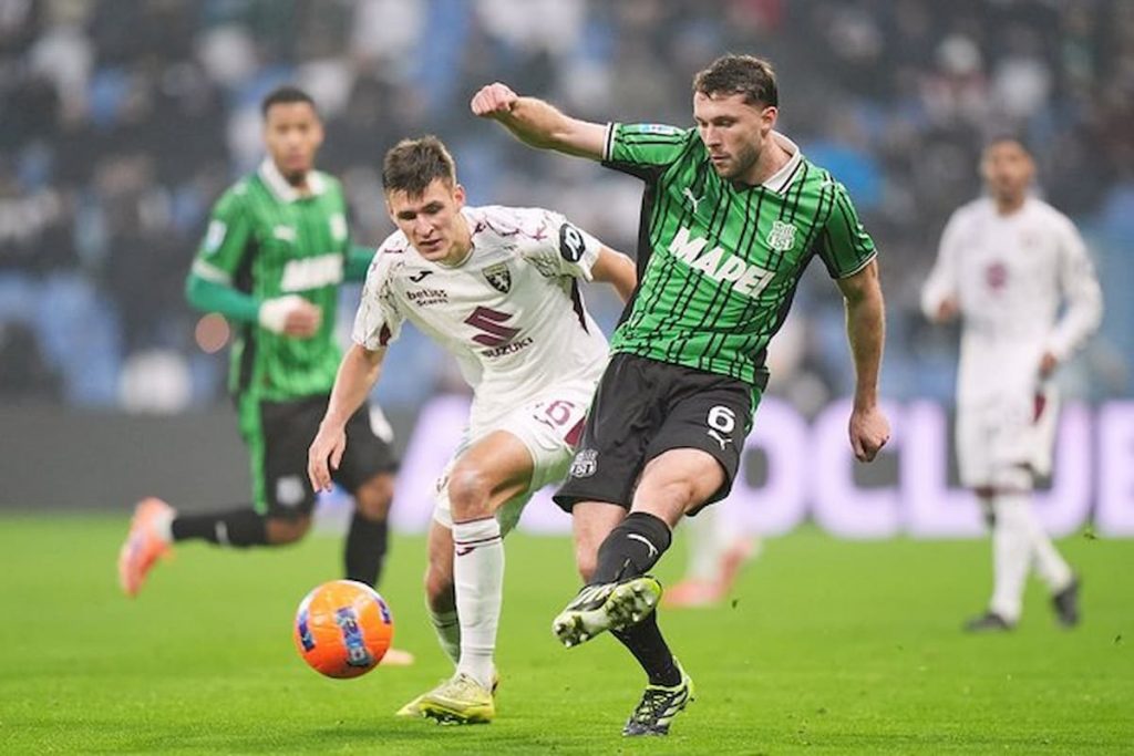 Sassuolo vs Torino: Jay Idzes Tampil Solid, Tapi Penalti Vlasic Menghantarkan Kekalahan 0-1