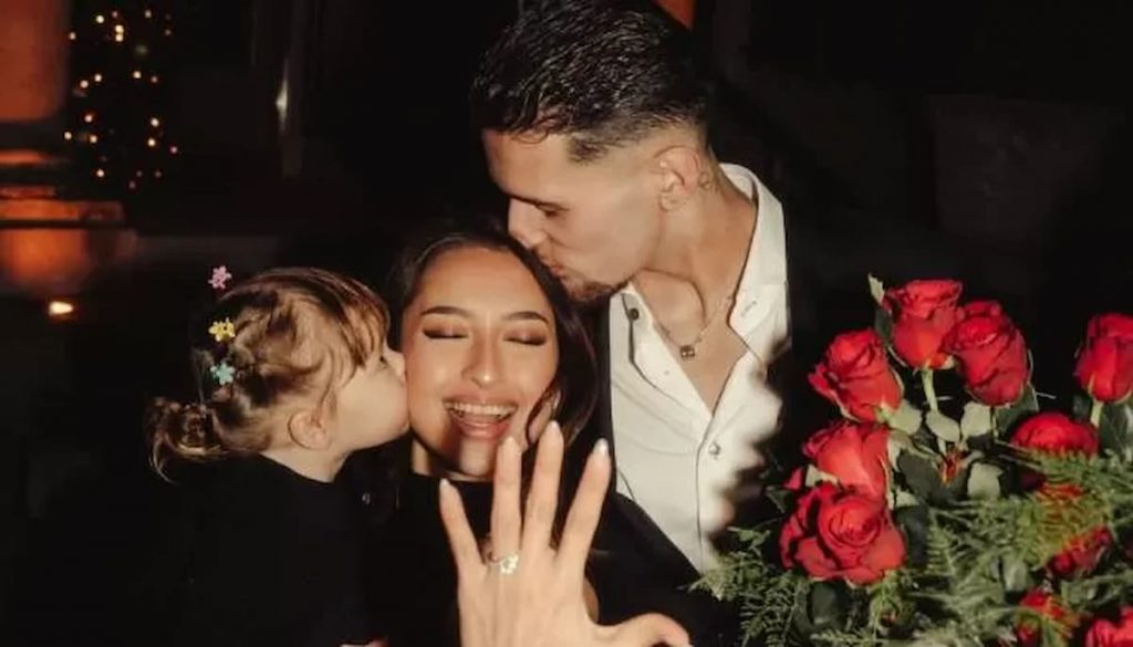 Justin Hubner Resmi Melamar Jennifer Coppen