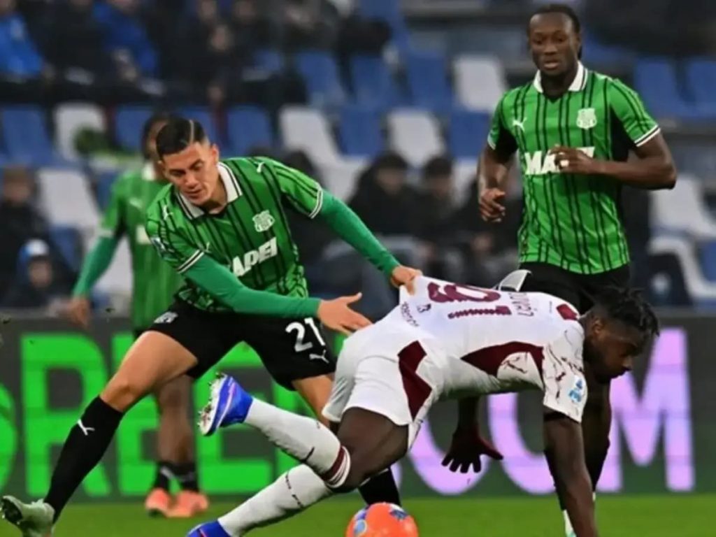 Sassuolo vs Torino: Jay Idzes Tampil Solid, Tapi Penalti Vlasic Menghantarkan Kekalahan 0-1