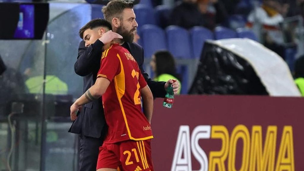 Momen Emosional di Olimpico: Dybala Memeluk De Rossi, Sang Legenda Mengaku “Marah di Dalam”
